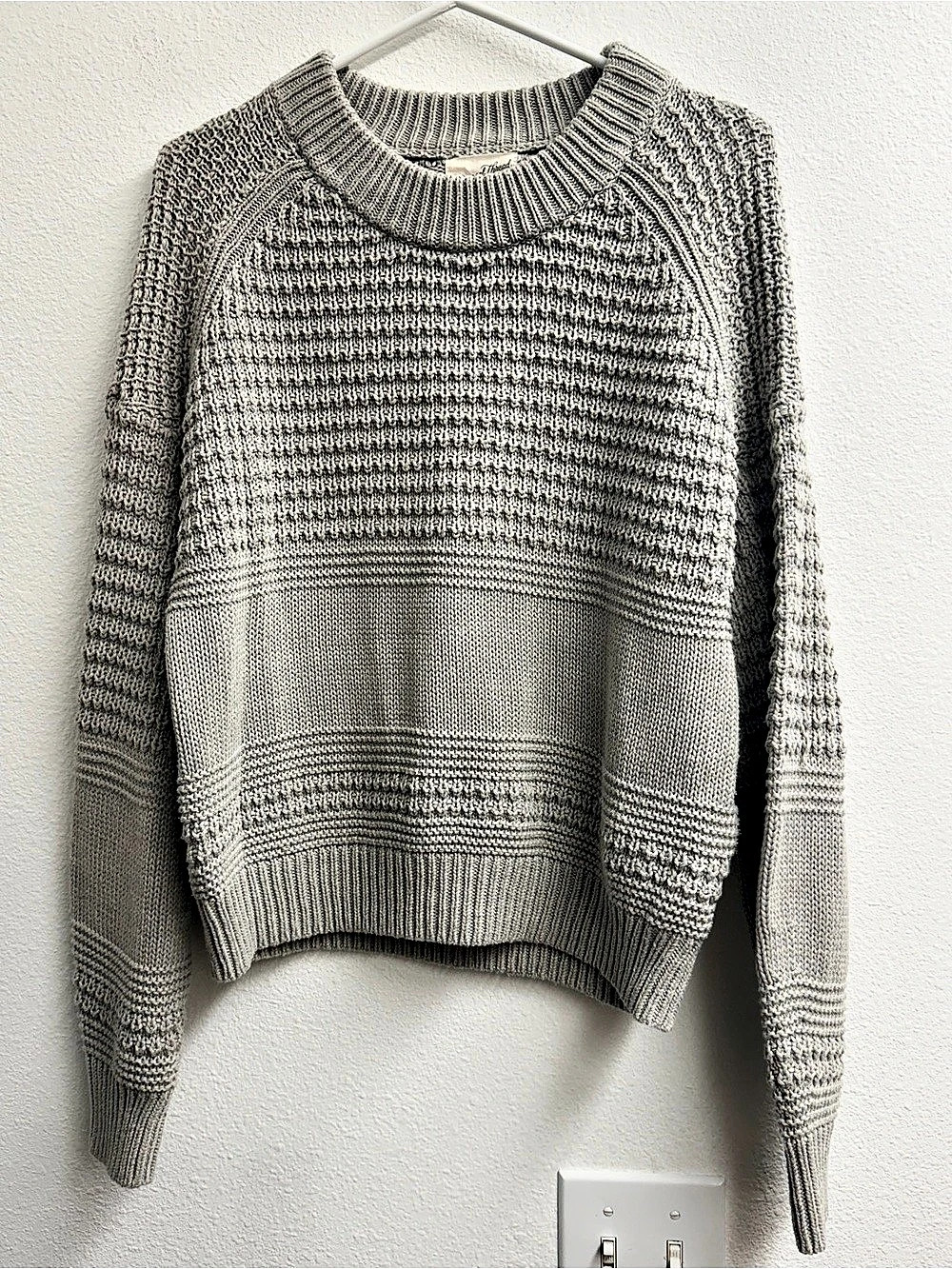 Universal Thread grey Women's Textured Crewneck Sweater size large